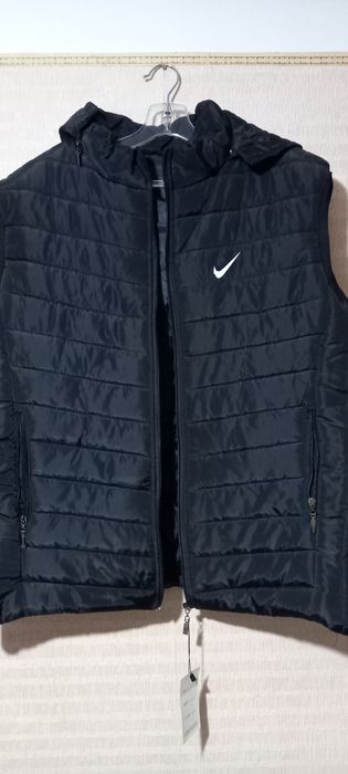 Мужская безрукавка с капюшоном