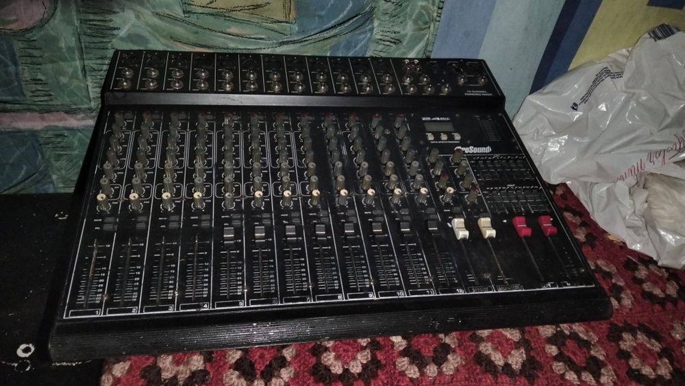 Vând boxe cu mixer ancorborat cu statie de 3500 w