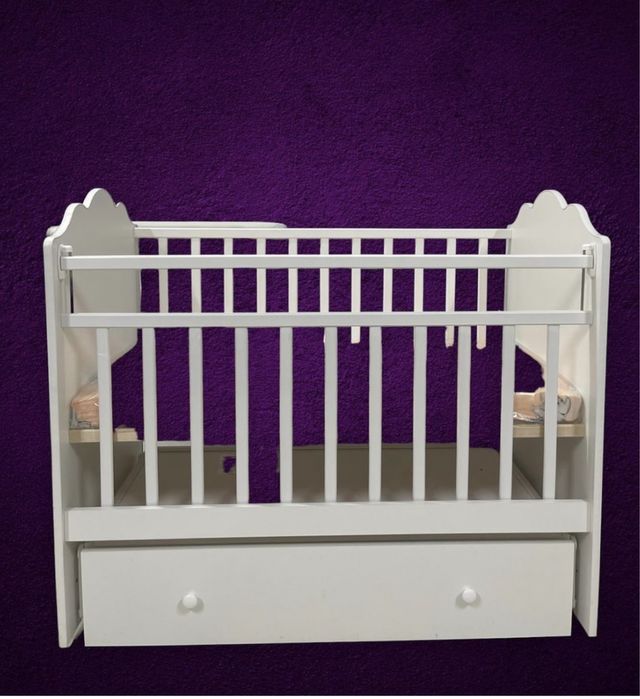 Продам детскую кроватку с маятником