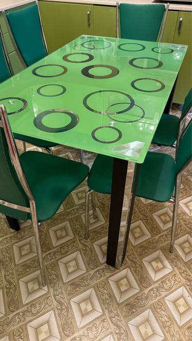 Куханный стол и стулья