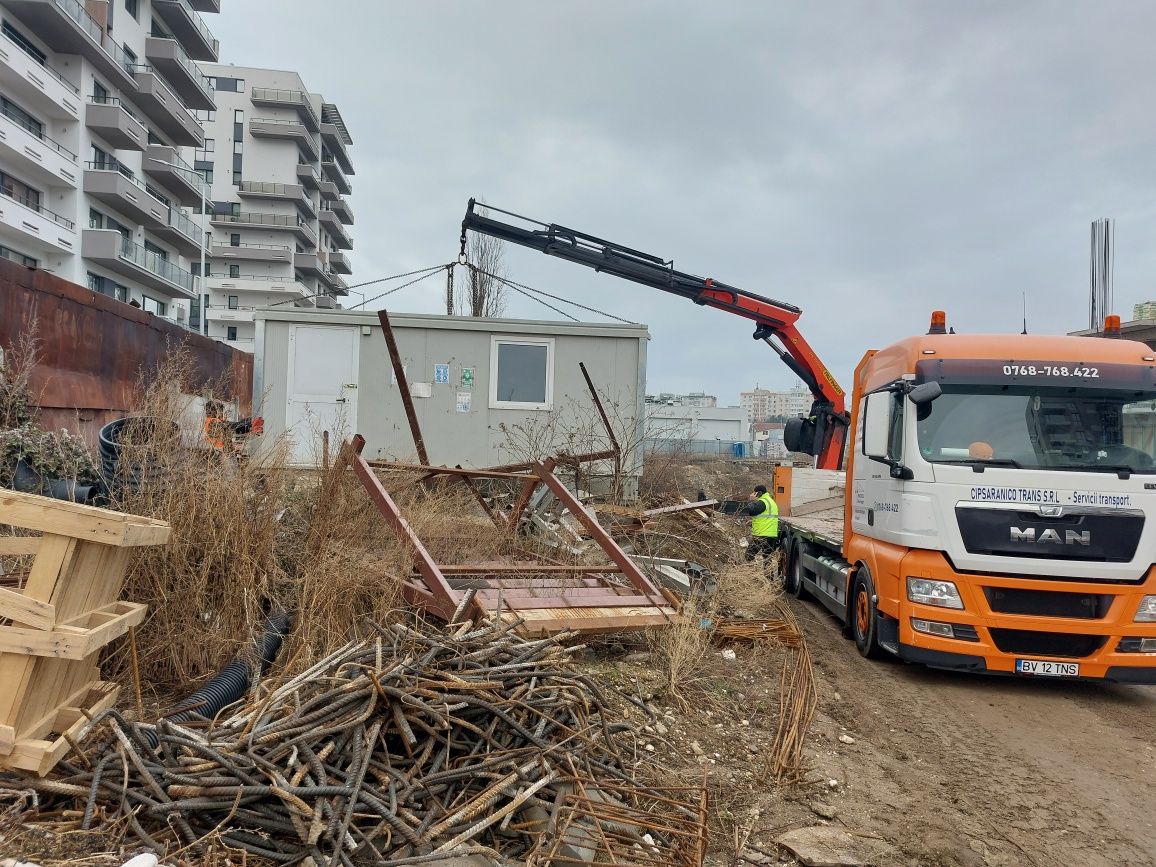 Transport materiale construcți cu camion cu macara și container