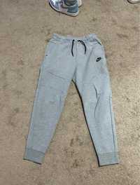 Pantaloni Nike Tech Fleece