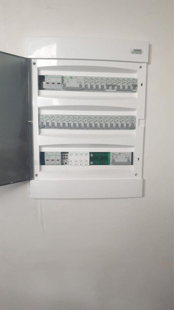 Electrician execut instalatii electrice