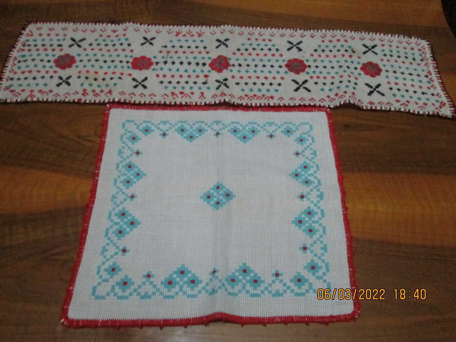 Broderii manuale pe etamina, anii '60-'70 (fete masa medii)