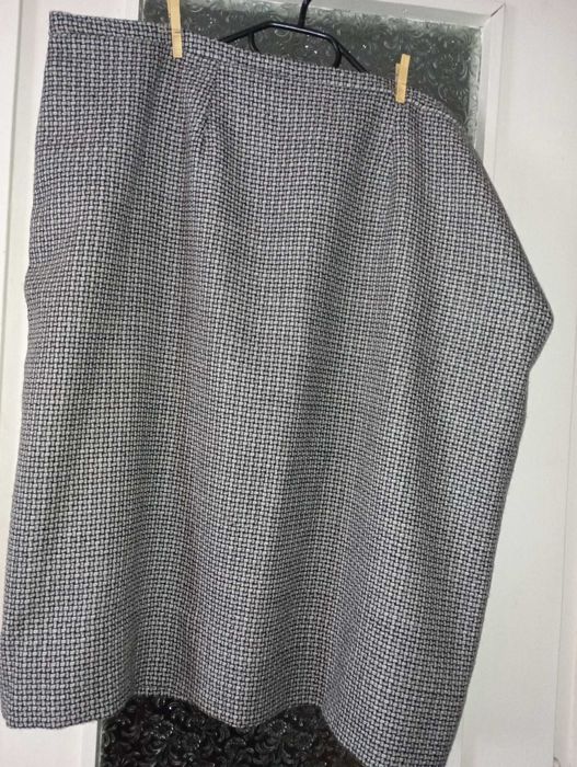 Дамски вълнен  костюм – пола и сако за едри дами
