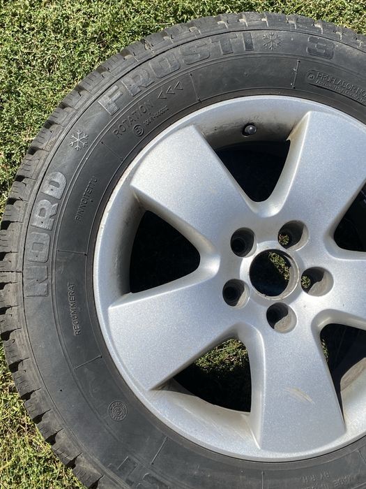 Vand jante pe 15 cu avelope mixte în stare foarte bună