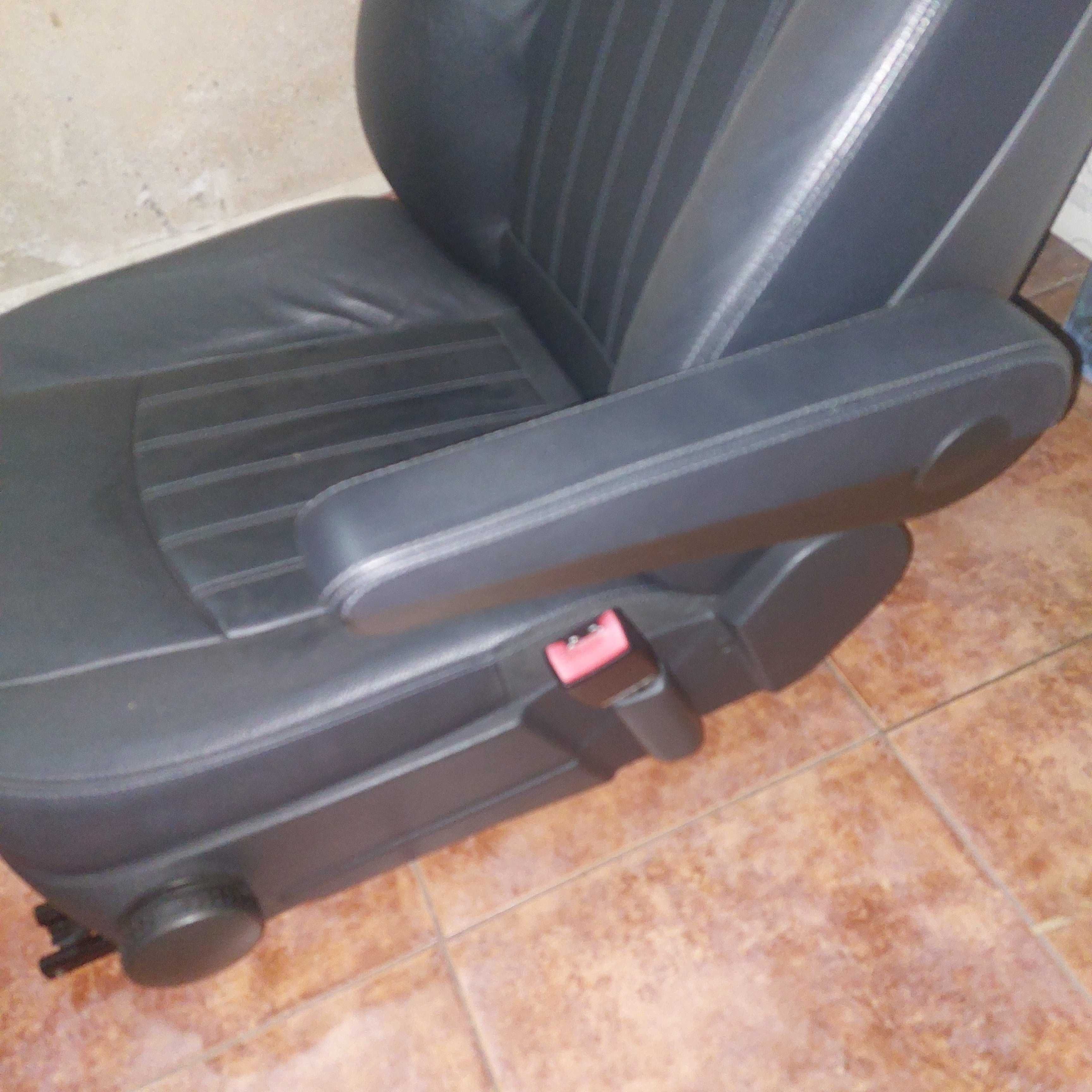 Продавам предна еденична пасажерска седалка от Мерцедес Виано2012 W639