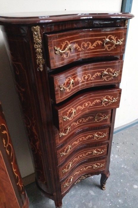 Comodina in stil francez cu 7 sertare și intarsii inobilata cu element