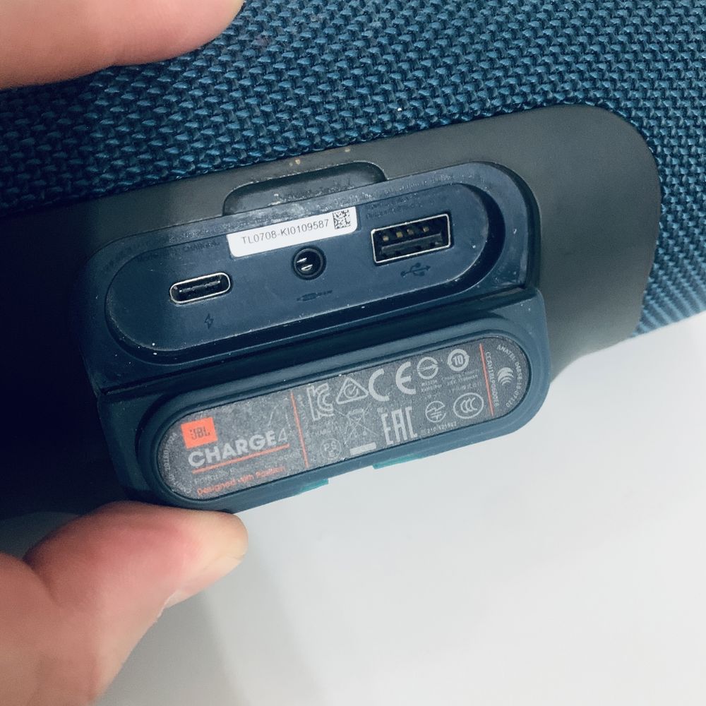 Портативная акустика JBL Charge 4