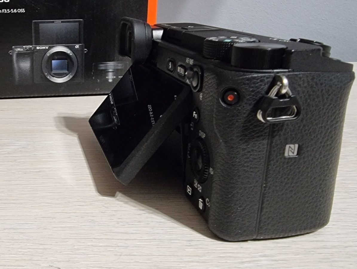 Sony a6400 body cu 6 acumulatori, încărcător dual, geantă sony