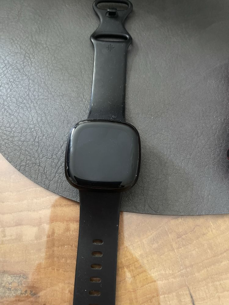 Продавам Apple wach series 7 и Fitbit versa 3