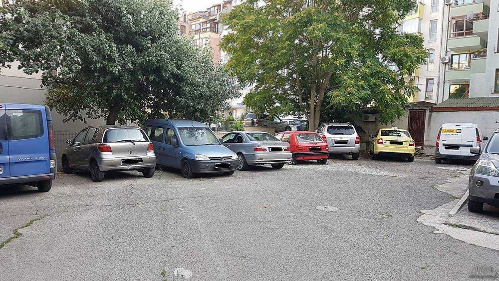 Паркоместа под наем в комплекс Лазур