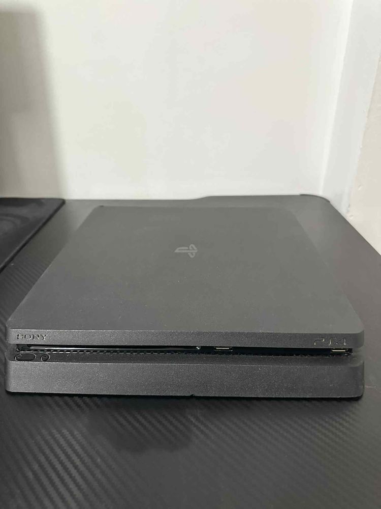 Playstation 4 slim 1 терабайт със два джойстика
