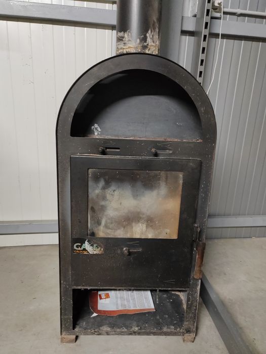 Șemineu pe lemne pt caldura