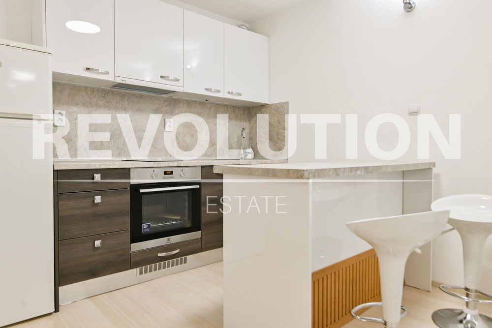 Дава се под наем Тристаен апартамент в София, Център - 108 кв.м за 1200 € - Снимка #2