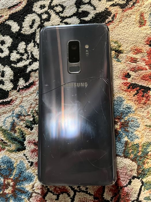 Телефон самсунг с9+