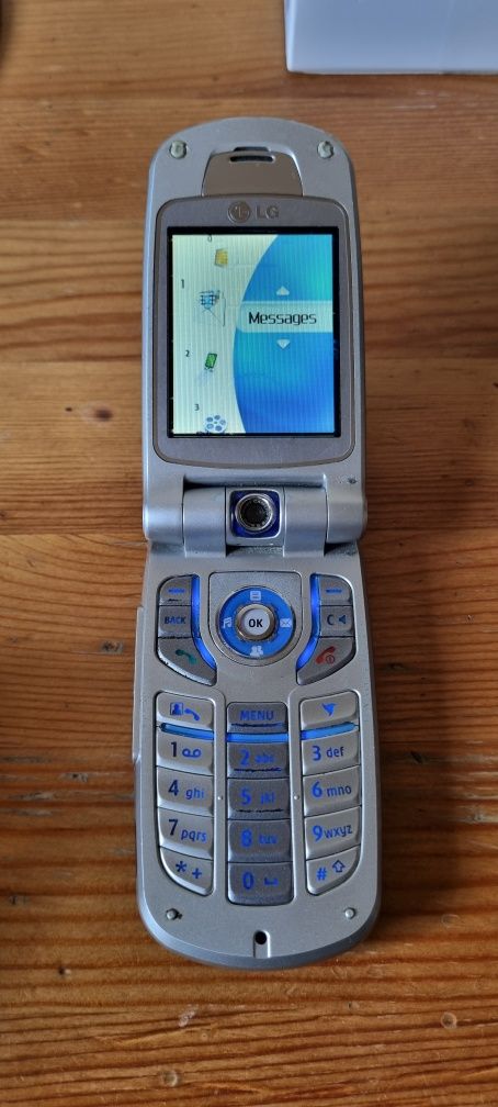 Telefon clasic cu clapeta LG U8180,vintage,de colectie,iconic.