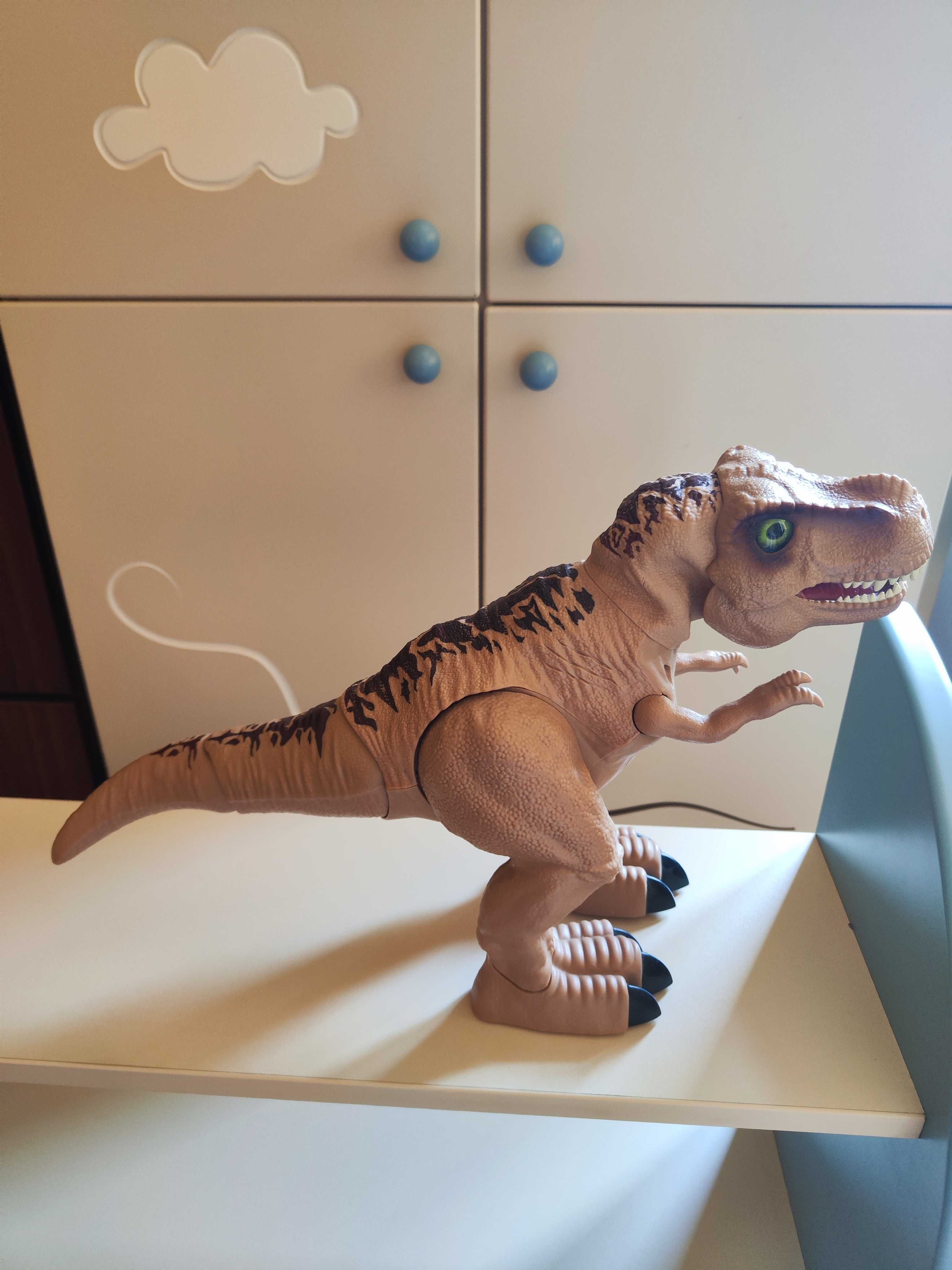 Ходещ динозавър Giant T-Rex със светещи очи