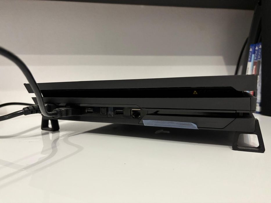Vând PS4 SLIM de 1 TB  800 lei