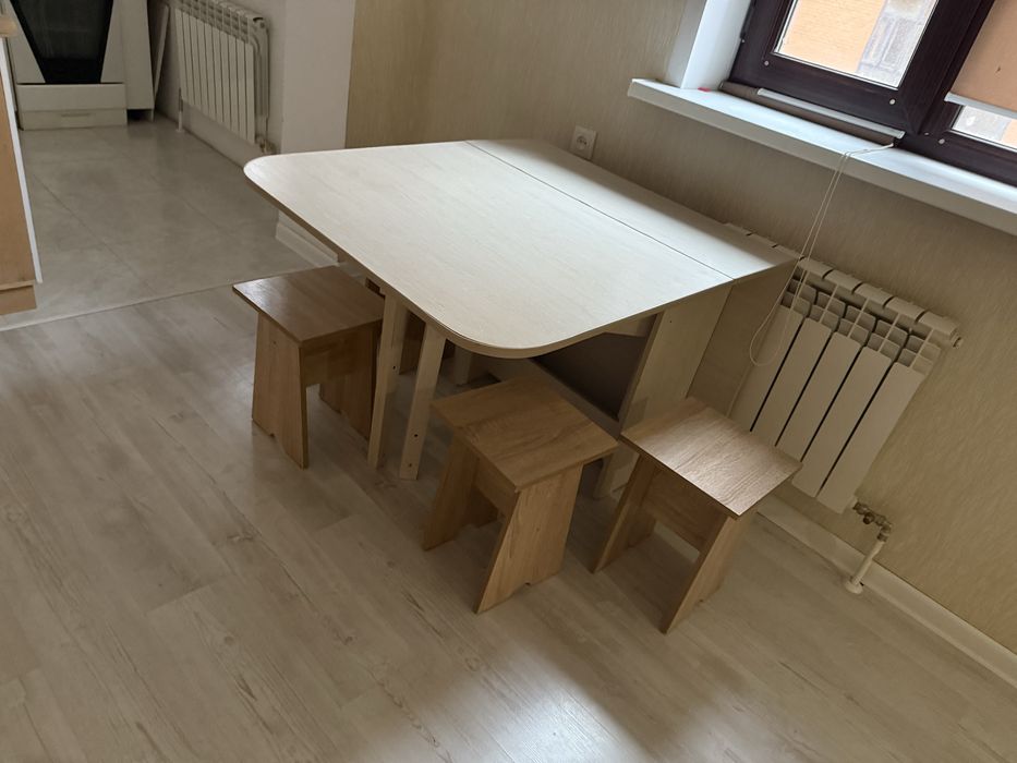 Продам стол и 4 табуретки