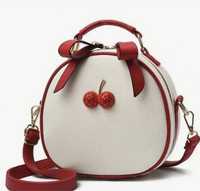 Кокетна малка чанта в бяло и червено, с черешки