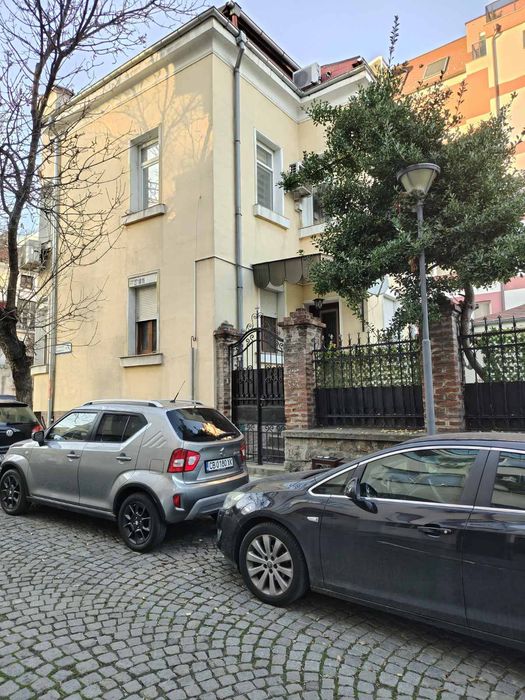 Етаж от къща с двор