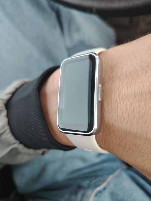 Huawei BAND 10 oq Rang yengide ideal sro'chna sotiladi