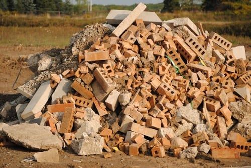 Изхвърляне на строителни и битови отпадъци на регламентирани сметища!