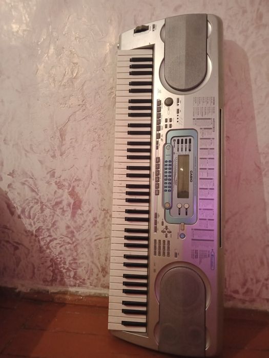 Сентезатор в хорошом состояние