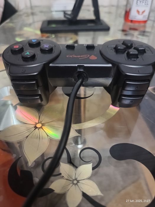 Vând un joypad marca Genesis