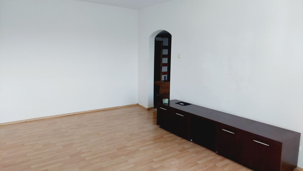 Închiriez apartament 3 camere
