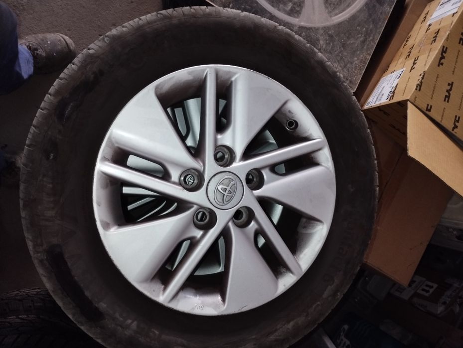 Джанти Тойота аурис 6.0j et 39 5x114.3 15 с летни гуми