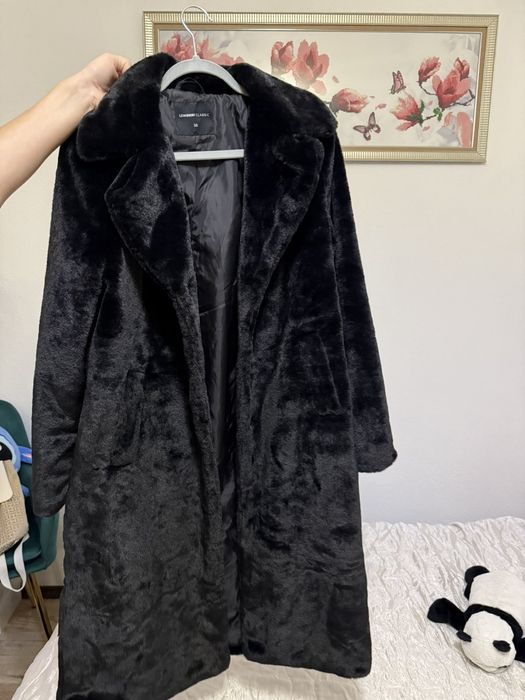 Дълго черно, пухено палто