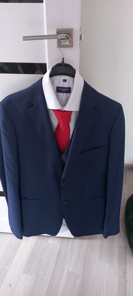 Продам мужской костюм тройка, 2 рубашки, галстук и туфли.
