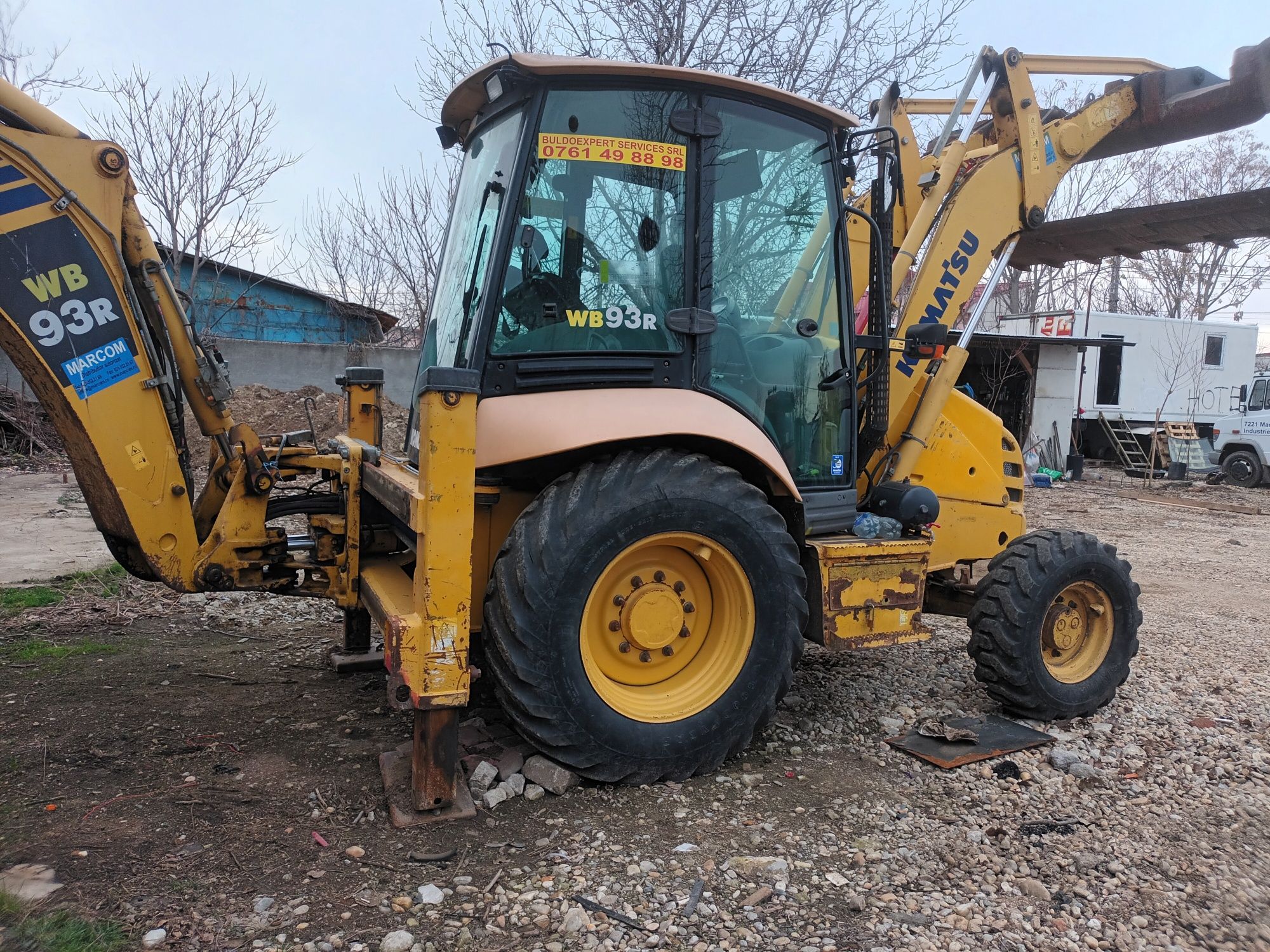 Vând buldoexcavator komatsu wb93r 2014  4 cupe la el