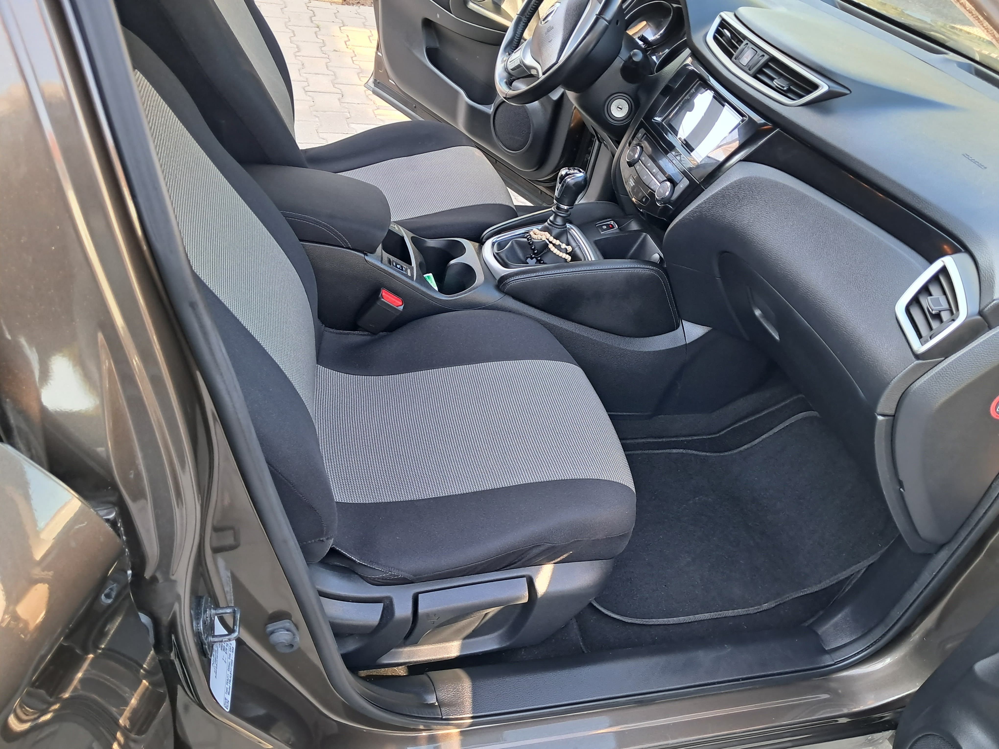 Vand Nisan Qashqai benzina, 1198 cm3, maro metalizat, 114.000km