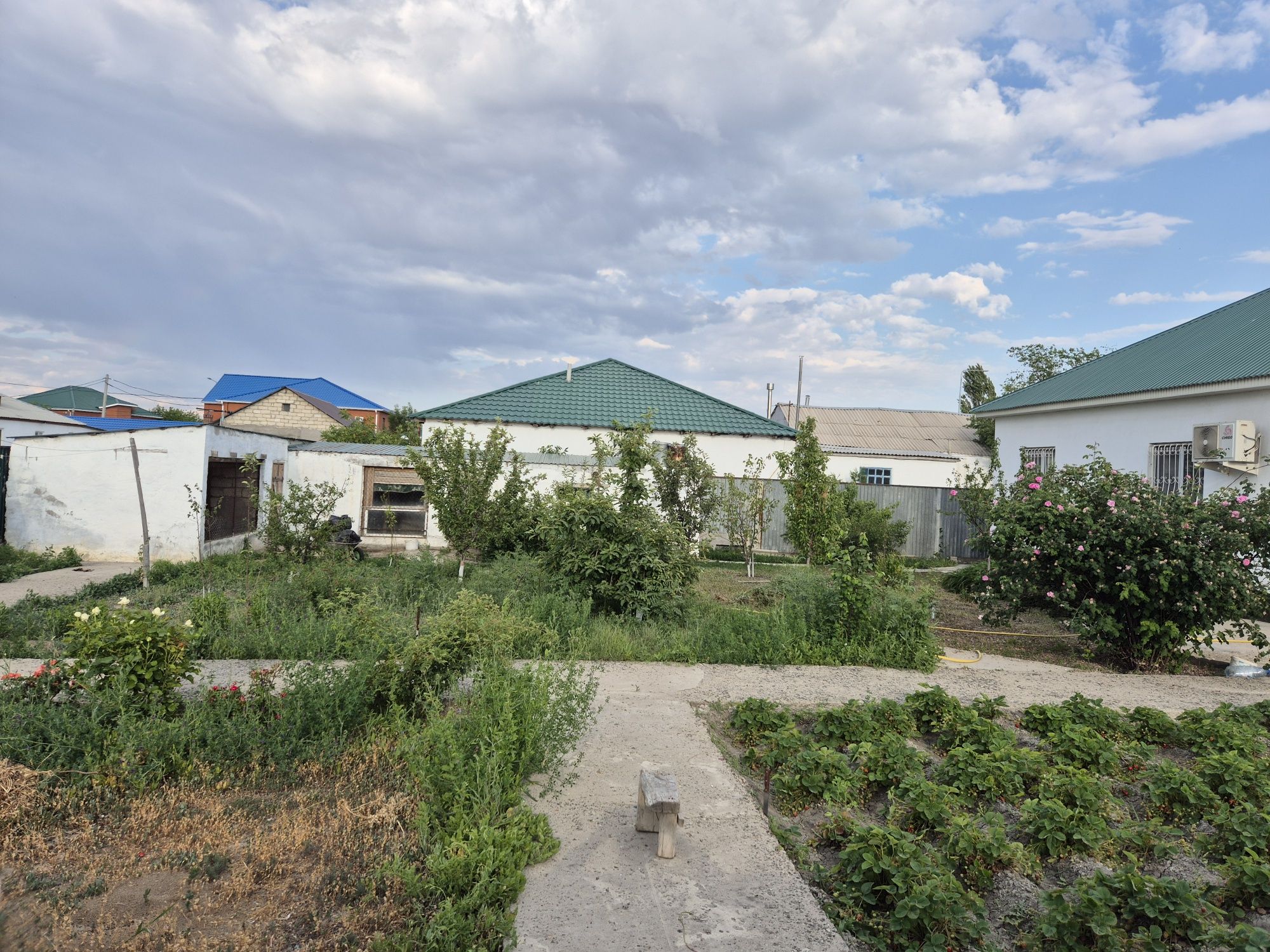 Мкр атыраудан үй сатылады.