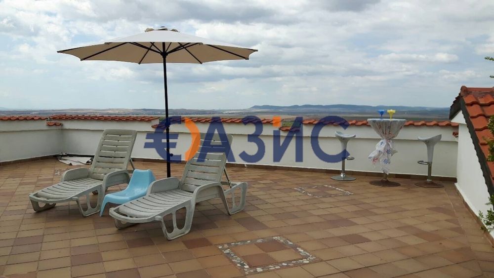Модерна къща от 590 кв.м. + двор 1250 кв. м. в с. Кошарица,