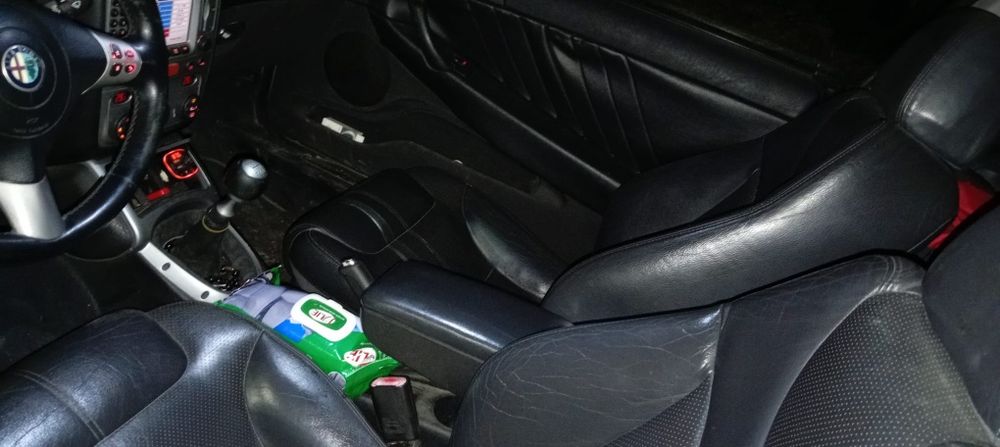 Vând Alfa Romeo GT 2.0