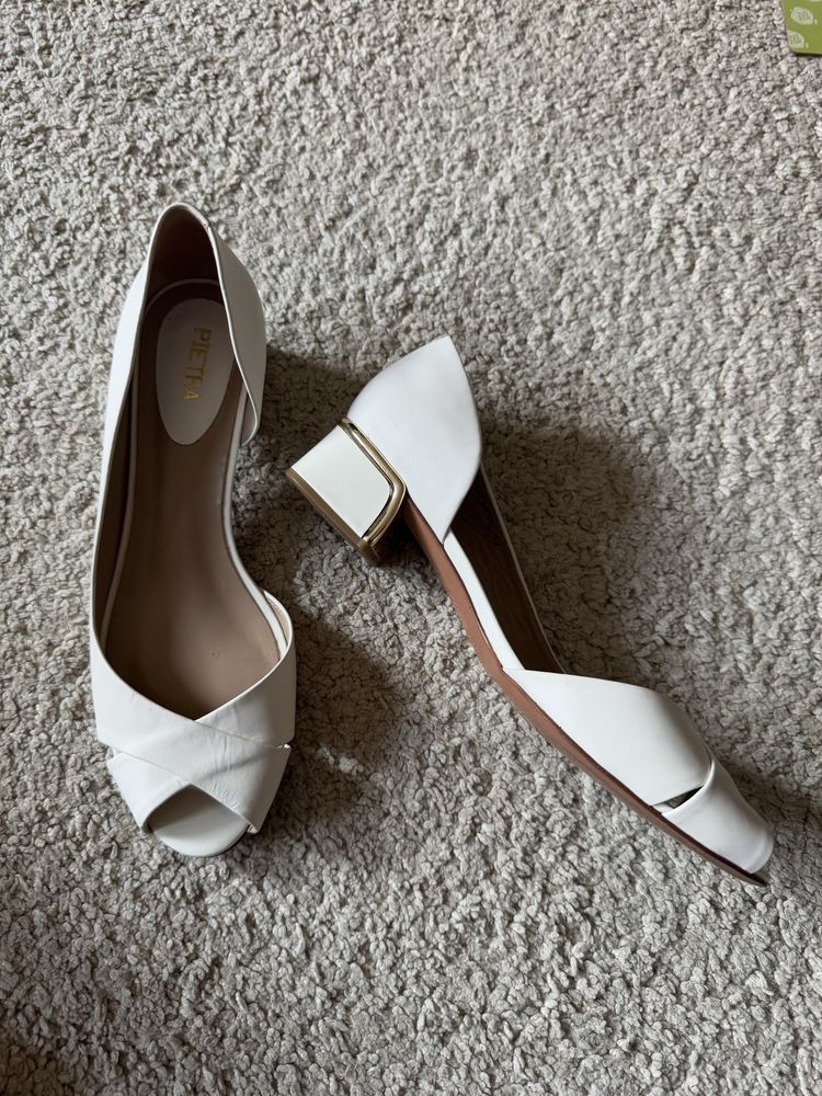 Sandale albe elegante