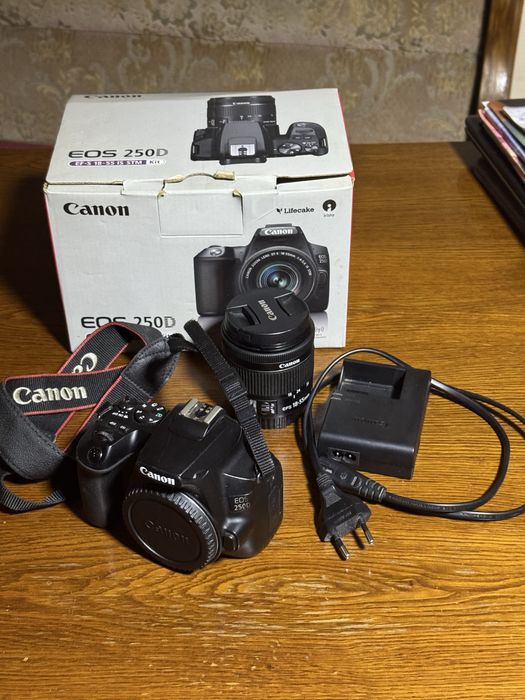 Canon EOS 250D si obiectiv 18-55mm