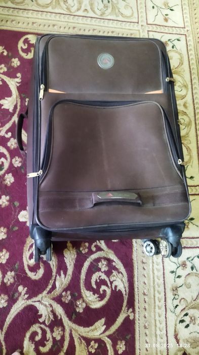 Продам чемодан и пылесос вместе