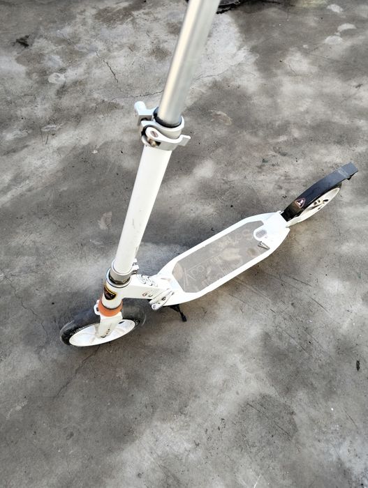 Trotineta alba cu cric