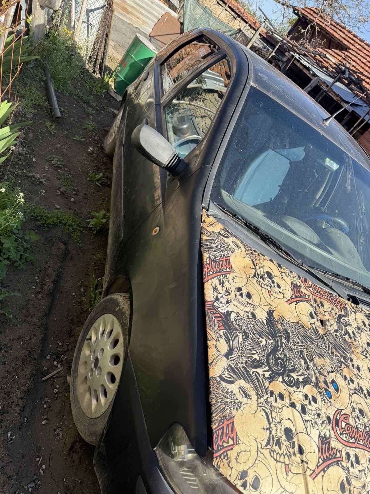 Продавам Fiat Punto 1.2 безнин на части.Всичко по колата е налично