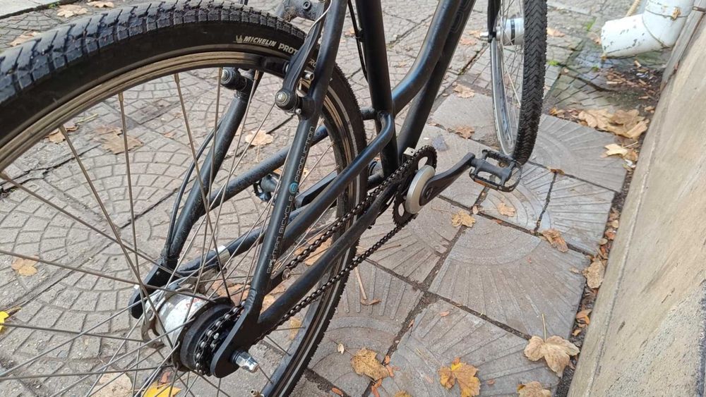 Черно градско колело с хубави гуми и светлини