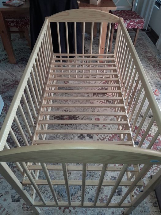 Pătuț din lemn pentru bebeluși