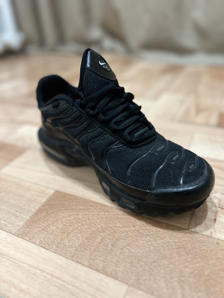 Продаю air max tn