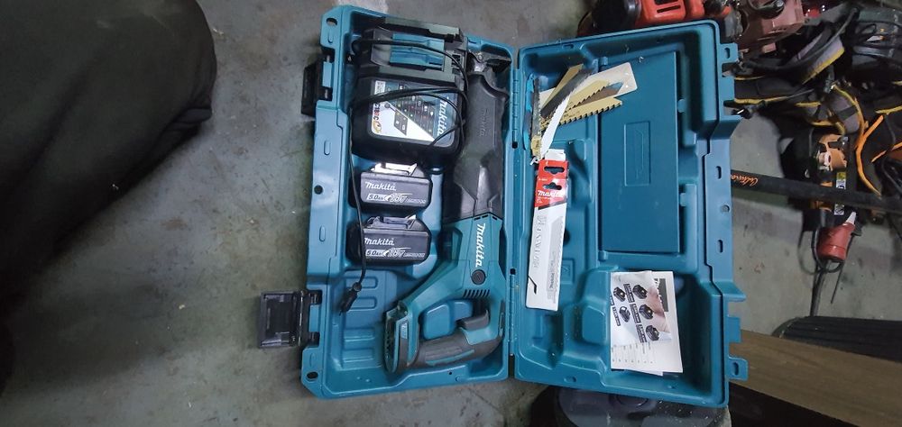 Pachet makita fierăstrău sabie ,+2 acumulatori+incarcator