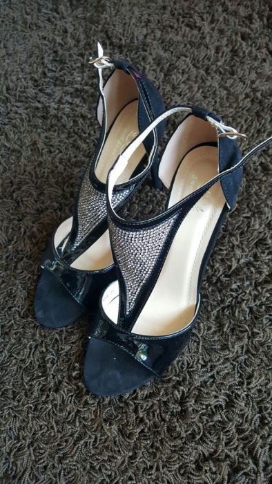 sandale negre gen Zara