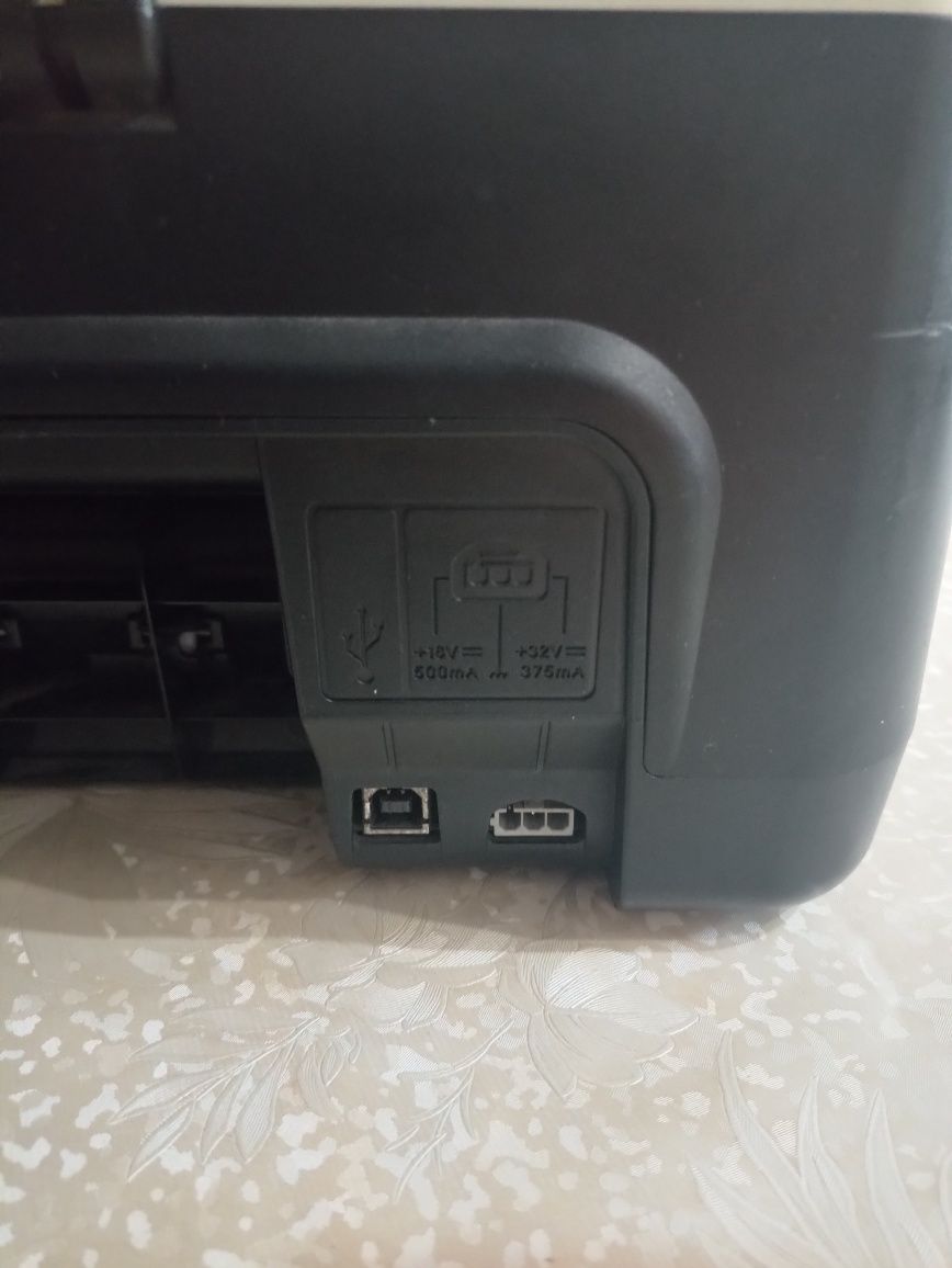 Vând imprimanta HP Deskjet F2180